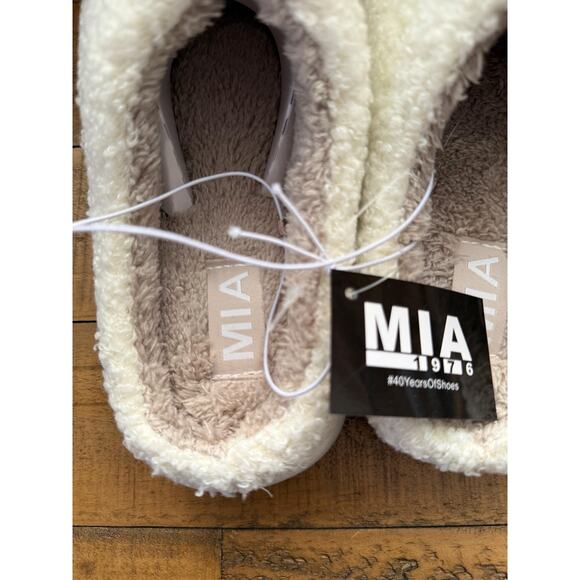 MIA Slippers Womens Size 8 White Red Cozy Faux Fur Bow House Shoes Cozy - Picture 3 of 5